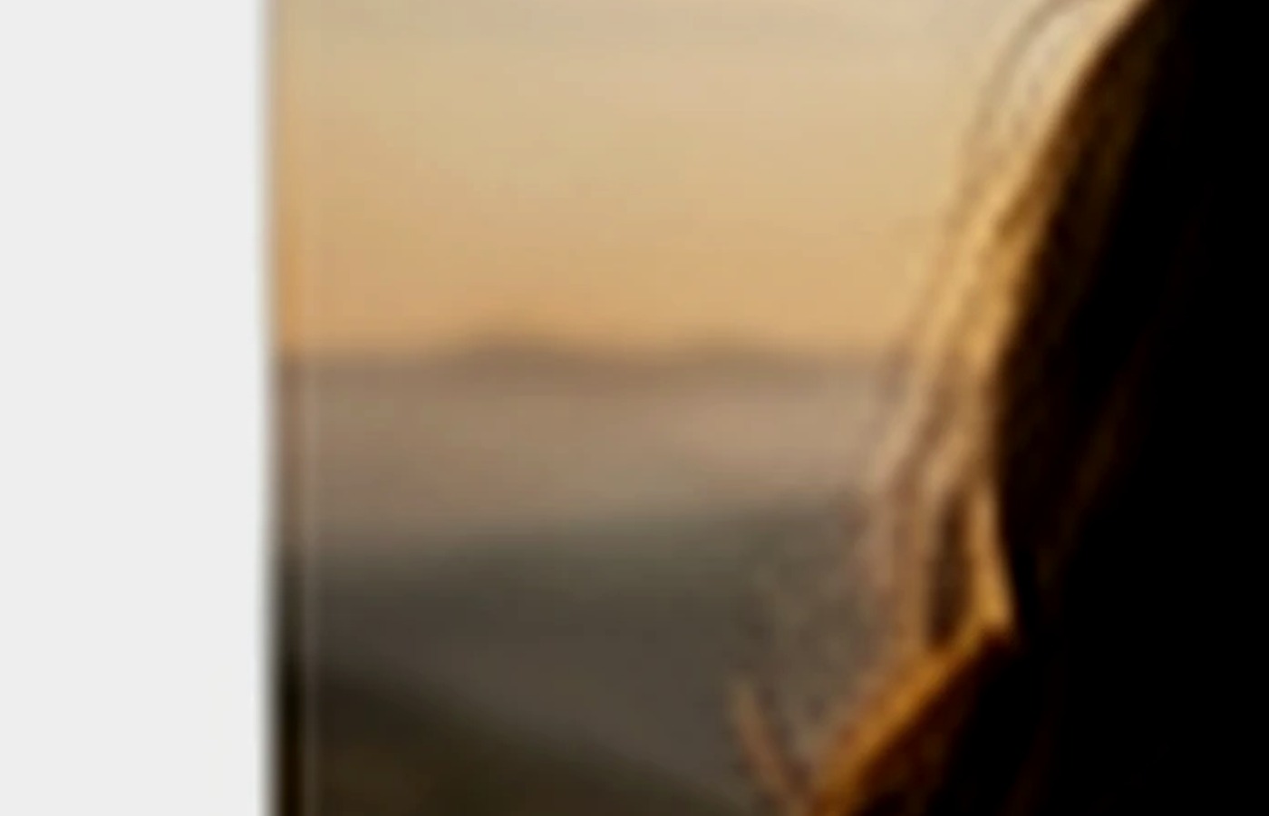 Persona observando el horizonte